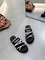 Chloe 克洛伊 拖鞋 ：舒适时尚的选择 颜色选择丰富：黑色、黑白色、白色 面料：进口高密度针织刺绣 舒适度与时尚感的完美结合，适合休闲时光，既可以搭配优雅长