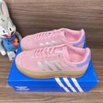 顶级版本Adidas Originals Gazelle 舒适潮流厚底 耐磨防滑增高低帮银粉板鞋。 货号: Jh5539 包装:全套得物配件毒盒配纯棉袜子一副。