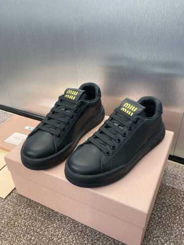 工厂价 Miumiu 2025春夏高定系列走秀新款系带休闲运动小白鞋 缪缪明星同款字母logo厚底圆头拼色滑板女鞋材质:鞋面进口小牛皮 进口羊猄皮+水染羊皮内里