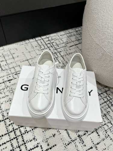 390 #情侣款 Givenchy 纪梵希 24 新款 City系列情侣款厚底 帆布鞋 休闲 运动鞋 原版购入开发做货 此款纪梵希帆布鞋，采用棉质帆布和皮革拼接