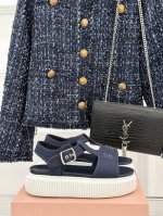 厂价 Miu Miu 缪缪25S新品复古 厚底小白鞋帆布鞋半拖 缪缪这一季也太少女 太好看了！ 简约的设计搭配做旧的风格真的很复古！ 3Cm增高 小个子穿起来也