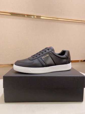 工厂价 Prada～普拉达 潮流新款上市 官网同款 专柜品质 原版搭配 精选头层牛皮面料。舒适透气羊皮内里 做工精细 用料上层 100%纯牛皮打造 原版楦型 上 - 点击图像关闭