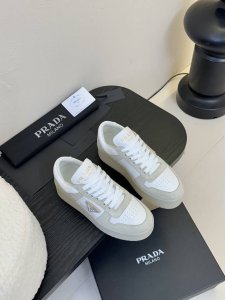 prad普拉达春夏新品运动休闲德训鞋运动板鞋皮革运动鞋让整双鞋轻便舒适 鲜艳色彩 满足不同风格时髦人士的多种选择，每一个设计元素都踩在时髦点上！面料：进口牛皮内