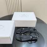 厂价 prada 普拉达25Wf春夏新品凉鞋 简约即时髦 松弛的高级感 感受夏日感高级穿搭~ 面料采用原版定制皮料 内里垫脚均为混种羊皮 意大利进口牛皮大底 s