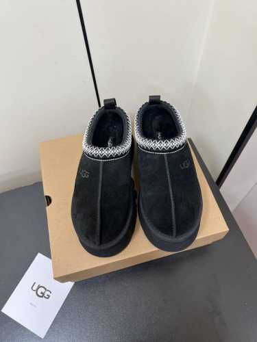 UGG2553民族风联名潮款厚底一脚蹬女懒人鞋雪地靴毛毛鞋 知名设计师品牌Feng Chen Wang、TELFAR推出的联名潮款单品。周冬雨&王嘉尔同款的方克