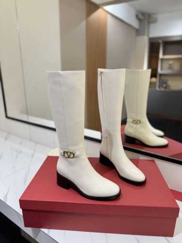 VALENTINO华伦天奴 外腰设计小V扣高级辣妹kelly Jumping骑士靴顶级牛品匠心好货经典再现拒绝不了的款式谁穿都好看 优雅风格，创造不一样的感觉