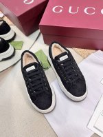 女 男 GUCCI 1977冬季厚底羊毛款，双G压纹A级牛反绒毛毛保暖休闲鞋 工厂独家首发 鞋面采用原版材料，全羊毛垫脚，超柔软舒适让行走更加便捷舒适！ 独家新