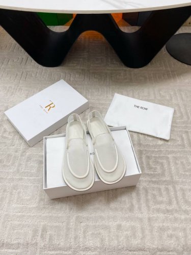 出厂 The Row网纱简约单鞋 自带仙气朦胧美 高级又不失体面 夏天穿个拖鞋也能美美的出街 闪闪惹人爱的点缀更增添了份华丽浪漫感很容易一眼就被吸引 搭配场合也