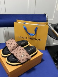出厂 Lv 情侣款 Logo金属扣 专柜主打最新款压花拖鞋硬货上新 代购级别！高级感十足！国内外博主刷爆的一款，复古又时髦 上脚美炸了！官网主推款 鞋面：高定制