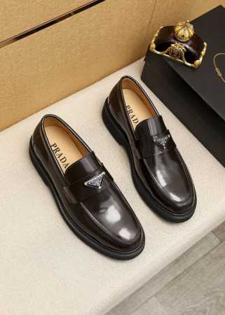 商品商标：Prada 普拉达 休闲皮鞋 正码码数 39-44 38.45.46订制 商品材料：精选 进口头层开边珠牛皮鞋面+奢华五金扣，进口水染牛皮内里。强烈立 - 点击图像关闭