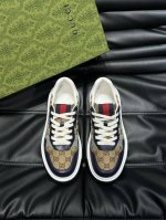 新款男鞋Gucci 最新鞋出货。原单品质 时尚潮流 采用特殊材料 内里羊皮 全新包装。脚感超舒适，做工简直无可挑剔 码数:38-45，深蓝色
