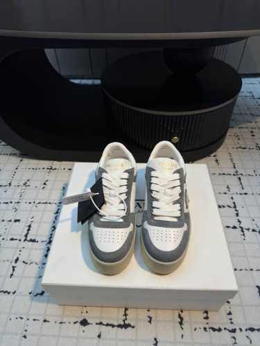 prad* 25ss p家25春夏厚底小白鞋 德训风格 麂皮和光面皮拼接撞色，细节感跟好 三角标点缀，简单高级！关键上脚超显腿长，轻松拉长腿部显腿！码数：35