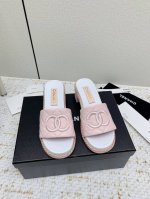出厂 高版本 Chanel 香奈儿2025双C链条拖鞋 众多明星网红上脚 国内外博主刷爆的一个百搭系列 春夏衣橱搭配必备 凉鞋首选. 鞋面 进口超柔羊皮 内里: