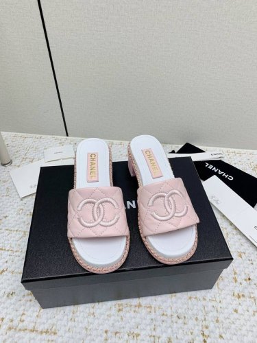 出厂 高版本 Chanel 香奈儿2025双C链条拖鞋 众多明星网红上脚 国内外博主刷爆的一个百搭系列 春夏衣橱搭配必备 凉鞋首选. 鞋面 进口超柔羊皮 内里: