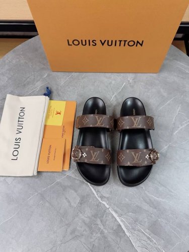 LV2025春夏新款拖鞋皮带扣子可调松紧的设计 满满的沙滩风情 原版开模LV金属logo装饰 既时尚又美观超级百搭鞋面牛皮 定制进口提花布料 原版老花皮料 水染