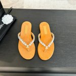 Thongs全新人字拖夏天的人字拖莫名让人感到自由带上镶嵌了双C水晶珍珠链条标志鞋面原版定制丝绒材质内里羊皮 垫脚丝绒.意大利进口真皮大底尺码35-41 [40