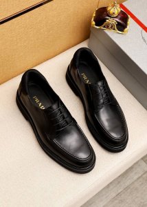 商品商标：Prada 普拉达 休闲皮鞋 正码码数: 39-44 38.45.46订制 商品材料：精选 进口头层小牛皮鞋面，进口水染牛皮内里。强烈立体视觉效果，原