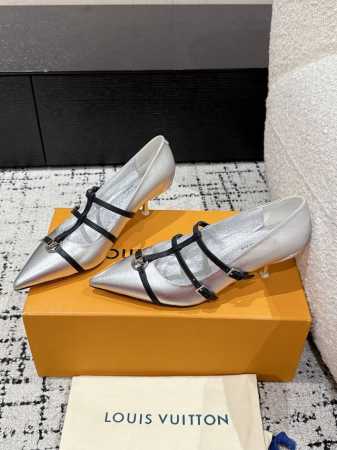 顶级版本Louis Vuitton 路易威登 25春夏尖头高跟鞋鹰嘴小尖头搭配镂空皮条小方扣可调节松紧，Lv五金 “logo”饰以点缀，细节质感特别的高级！犀利 - 点击图像关闭