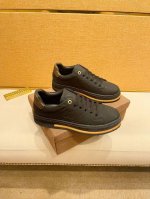 工厂价 LV 路易威登新款休闲男鞋，全新四季款设计，完美做工，系带懒人款打造装柜品质，鞋面：进口头层牛皮，羊皮内里柔软舒适，超轻t耐磨大底、简约、百搭风时装男鞋