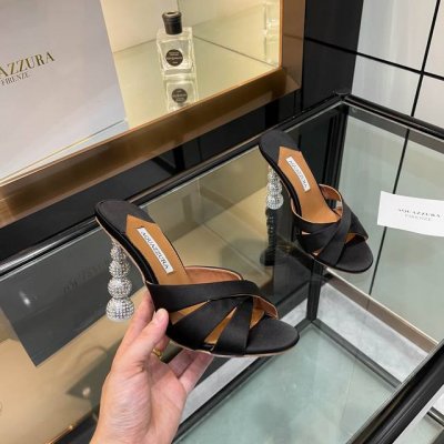 Aquazzura 2024新款拖鞋 代购品质！！！原版开发的水钻高跟拖鞋，是走秀场上的璀璨明珠。水钻熠熠生辉，如同繁星坠落人间。原版开发的独特设计，彰显着与众