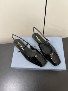 PRADA 普拉达 25ss 春夏新款 平跟方头后空凉鞋单鞋简单的设计大概就是它最让人喜欢的点 不是烂大街的那种 很有自己的品牌个性面料：进口小牛漆皮 内里：进