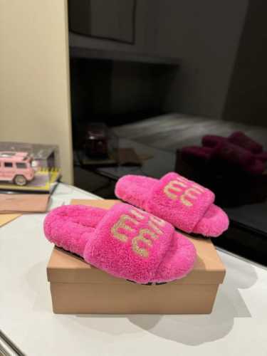 miumiu缪缪毛毛拖2024秋冬新款毛毛拖鞋Miu Miu秋冬新季的潮流要素，与此刻挚爱的概念，多元对撞，传达现代风格~ 怎么穿都好看今夏时髦精最爱 看起来