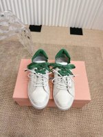 350Miu Miu 缪缪厚底饼干底 25Ss 春夏新款英伦风系带小白鞋 休闲鞋 Miumiu秀场适当独一无二的擦色工艺工艺来自Miu Miu系列的细节特写 新
