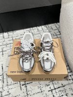 男+10 Miumiu 缪缪 25 最新 G027Miu Miu X New Balance联名款运动鞋 2025早春发售前先近赏同样是在十月的巴黎时装周，又被