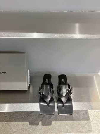 balenciaga巴黎世家高跟方头夹脚人字拖鞋 将时髦发挥到极致的 巴黎世家方头时装鞋 巴黎世家的鞋子绝对开了挂 每一双都想去入 因为真的每一对都自带时髦感 - 点击图像关闭