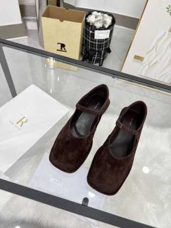 高品质出厂 The Row 25春夏新款方头一字细带单鞋！ 设计延续着The Row的极简美学，几乎看不出品牌。简约到极致 但不乏设计感, 日常只需简单搭配白搭 - 点击图像关闭