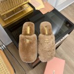 MiuMiu缪缪 2024 miu家2024春夏新品 专柜最新爆款字母后毛毛半拖系列 时尚 简约高级 随意搭配 上脚非常轻便舒适 今年主推款 时尚 简约高级 随
