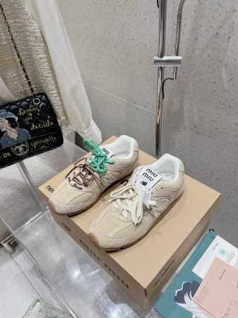 Miumiu 缪缪 Miu Miu X New Balance联名款运动鞋 早春发售前先近赏同样是在十月的巴黎时装周，又被眼尖的粉丝们看见了 Miu Miu X - 点击图像关闭