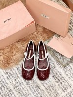 Miu Miu 缪缪 25 早春新品 专柜主打最新走秀款 珍珠扣复古玛丽珍粗跟单鞋火爆上新！ 缪家高货 顶级工艺打造精品质感 无敌舒适的巨减龄轻奢女鞋鞋面：顶级