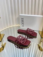 Loew* 罗意威 25Ss 春夏新品 拖鞋 疯狂种草简约设计感觉更干净优雅 让你念念不忘 颜色也很耐看漂亮 上脚瞬间气质十足气场 简直无敌帅气有型 鞋面采用牛
