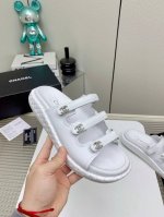 Chanel香奈儿小香魔术贴沙滩拖鞋25ss 春夏新款;专柜最新款，上脚依然让我心甘情愿剁手入，四季搭配都无敌了，，超级推荐鞋面：进口混种羊皮内里：羊皮大底：橡