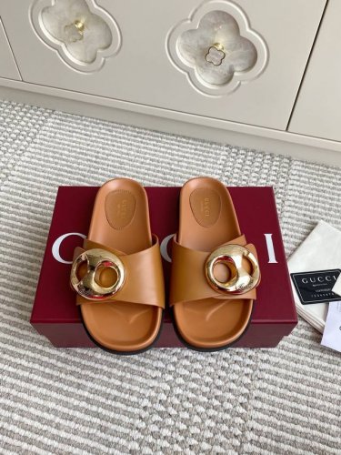 gucci｜古琦女士双G扣镂空凉拖鞋 这款凉鞋以Gg帆布匠心打造，缀饰一眼可辨的双G标识，配以浅金色调配件，为整个设计注入一抹精致优雅气息 原版定制牛皮 内里定