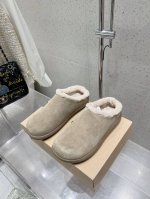 UGG 新款明星同款拼色厚底毛毛拖鞋 半拖 短靴 雪地靴 内里羊毛一体 保暖性能卓越 耐磨橡胶底 鞋子抓地力更好 拥有这一双UGG 让小脚丫在寒冷冬日始终温暖舒