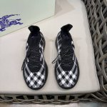 burberry 巴宝莉格纹针织 Neptune 运动鞋 搭配透气袜式鞋面 点缀针织Burberry格纹 采用皮革内衬 融入格纹鞋带设计 设有B字型盾牌栓扣 鞋