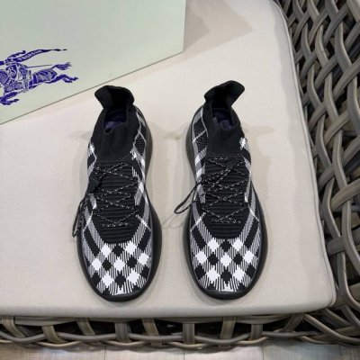 burberry 巴宝莉格纹针织 Neptune 运动鞋 搭配透气袜式鞋面 点缀针织Burberry格纹 采用皮革内衬 融入格纹鞋带设计 设有B字型盾牌栓扣 鞋