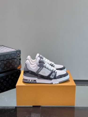 OUIS *UITTO* 奢品 Trainer休闲运动鞋 本款运动鞋选用 Damier 粒面牛皮革，临摹 Damier 帆布的两式经典纹理，令鞋面的繁复工艺更显