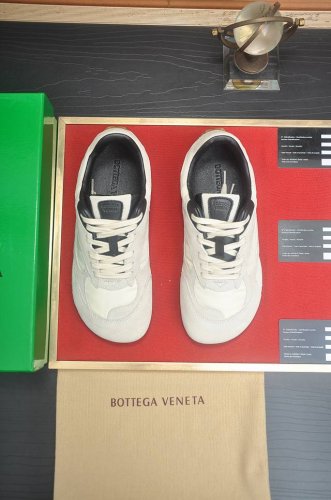 出厂价p Botteg Venetta Bv 全牛皮内里 独家新款 官网新款 鞋面以上乘的顶级小牛皮制作 细腻的手感 流淌奢华的质感 为精致男士量身制作 铸就高