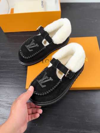 顶级版本 路易威登lv louis vuott on fw24 new arrival～秋冬最新款毛毛拖鞋～ 这双毛拖也是好好看！皮质的就是非常高级呀！！搭配秋 - 点击图像关闭