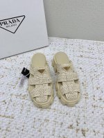 出厂 高版本 Prada普拉达 25 新款 罗马编织包头 厚底 松糕 凉鞋 专柜一上就断货的节奏 超级多的网红时尚博主种草 上脚真的太舒服了，细腻舒适又不单调！