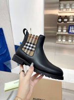 冲量价: 新款-- BURBER*Y专柜主打款、出自名师设计。 搭配巴家独有的格子风格 鞋面采用顶级牛皮+羊皮内里 羊皮垫脚， 绝对是今年引领时尚的流行元素 同