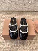 Miu Miu 缪缪 25ss春夏 小粗跟 玛丽珍 半拖 上脚果然更惊艳~个性设计非常百搭，而且高度也太适合我了，穿着不累脚 绝对入手不亏的一双！面料：进口进口