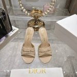 出厂 25Ss早春新款Dior迪奥D-My 五金字母圆头露趾拖鞋 这款My Dior 高跟鞋是二零二五春夏成衣系列新品，彰显精致的优雅气质。采用漆皮革精心制作,