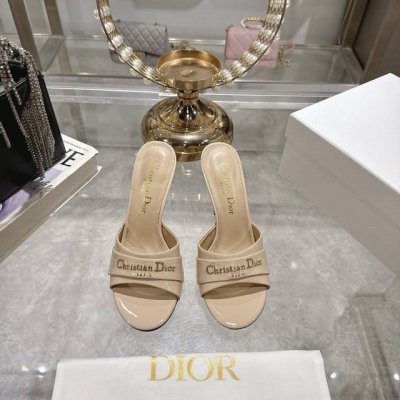 出厂 25Ss早春新款Dior迪奥D-My 五金字母圆头露趾拖鞋 这款My Dior 高跟鞋是二零二五春夏成衣系列新品，彰显精致的优雅气质。采用漆皮革精心制作,