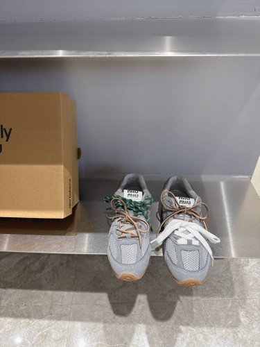 miumiu X New Balance 联名款Nb运动鞋 miu Miu 缪缪大秀上爆出的这双与New Balance 新百伦联名款运动 球鞋 后全球各大代购