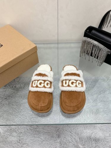 工厂价： 皮毛一体 UGG 24刺绣logo拖鞋火爆来袭 一眼就上头的款式 胖胖的方圆头鞋 加上羊毛边边logo 憨憨的可爱，秋冬穿搭必备单品鞋身很轻巧 不论居