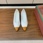 Loro Piana 拼色单鞋。极简主义风格。属于非常耐看的款式！高级百搭之王。鞋面牛皮。进口真皮大底。 码数：35-41 40、41定制不退换 批：